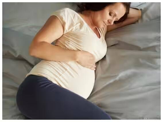 નારિયેળમાં વિટામીન E ભરપૂર માત્રામાં જોવા મળે છે જે ત્વચાને હાઇડ્રેટ રાખે છે. તે ત્વચાને મોઇશ્ચરાઇઝ કરે છે જેથી સ્ટ્રેચ માર્ક્સ નથી થતાં