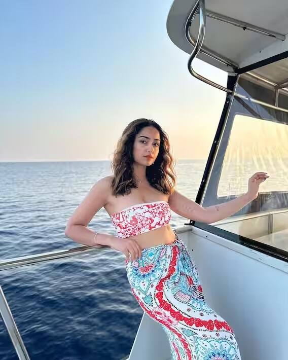 સિરીઝમાં ત્રિધાએ તેના કરતા 24 વર્ષ મોટા એક્ટર બોબી દેઓલ સાથે ખૂબ જ રોમેન્ટિક અને બોલ્ડ સીન્સ આપ્યા હતા. જેણે OTT પર સનસનાટી મચાવી દીધી હતી.