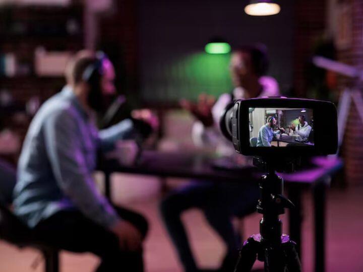 Background Clear: कई बार ऐसा होता है कि आप शूट की गई वीडियो से बैकग्राउंड को हटाना चाहते हैं लेकिन ये तभी संभव हो पाता है जब वीडियो ग्रीन स्क्रीन पर रिकॉर्ड की गई हो. अलग-अलग बैकग्राउंड को हटाने के लिए आपको कड़ी मशक्कत करनी पड़ती है. लेकिन हम आपको एक वेबसाइट बता रहे हैं जहां से आप कुछ ही मिनट में पूरी वीडियो का बैकग्राउंड हटा सकते हैं. इसके लिए आपको www.unscreen.com पर जाना होगा.