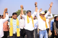 Rohit Pawar : मनुबाई जवळा या बीड जिल्ह्यातील शेवटच्या गावात युवा संघर्ष यात्रेचा दुपारचा ब्रेक, रोहित पवार आणि सहकाऱ्यांनी मंदिरातच केला आराम