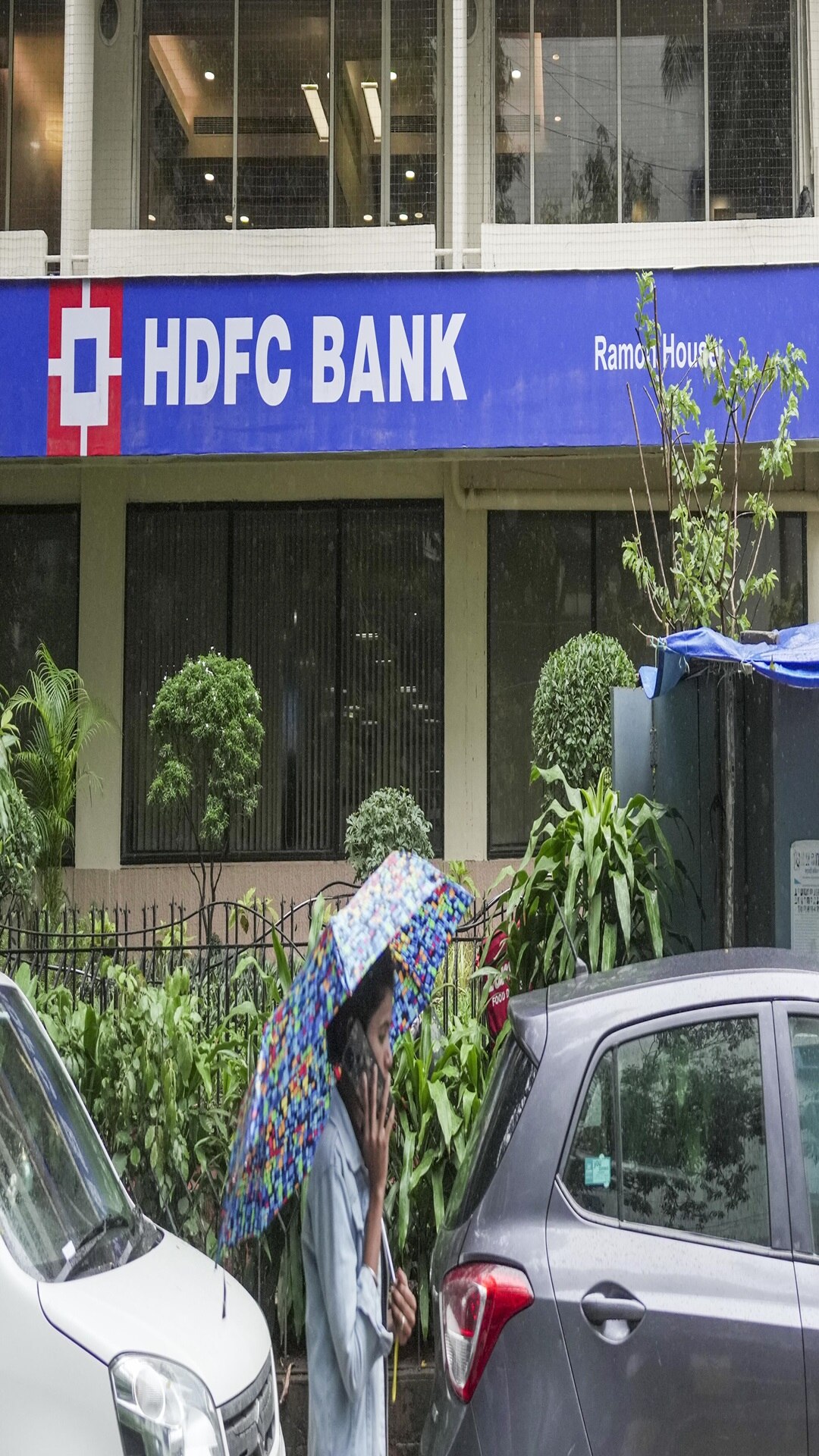 मार्केट कैप के मामले में HDFC बैंक का नाम टॉप पर है