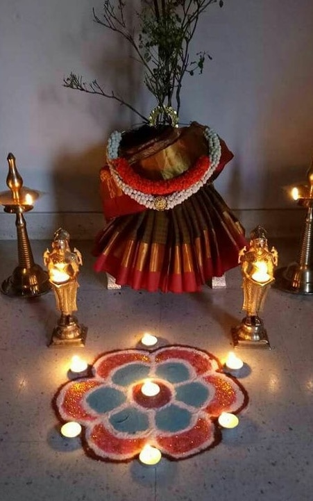 तुलसी विवाह के दिन तुलसी माता की शादी भगवान विष्णु के अवतार शालिग्राम भगवान के साथ होती है.