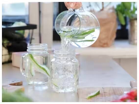 બ્લડ પ્રેશર અચાનક ઘટી જાય ત્યારે મીઠું પાણી પીવું ખૂબ જ ફાયદાકારક છે. મીઠાના પાણીમાં સોડિયમ હોય છે જે બ્લડ પ્રેશરને સંતુલિત કરવામાં મદદ કરે છે.