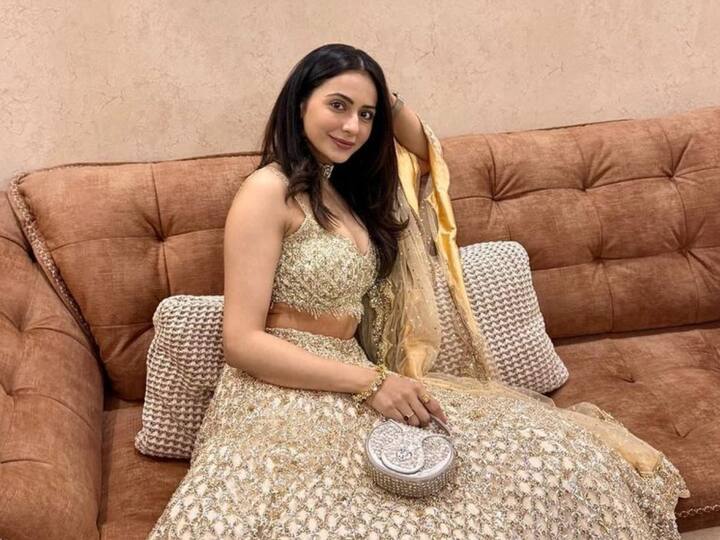 Rakul Preet Insta Post : రకుల్ ప్రస్తుతం బాలీవుడ్ సినిమాల్లో నటిస్తూ బిజీగా ఉంది. తాజాగా గోల్డెన్ లెహంగాలో మెరిసి.. క్యూట్ ఫోజులిచ్చింది.