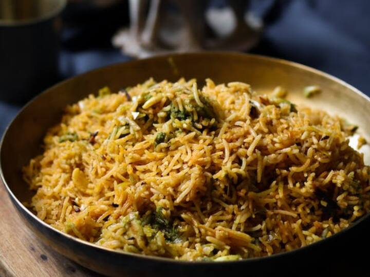 பிறகு வேகவைத்து நறுக்கிய உருளைகிழங்கு, வேகவைத்த பச்சை பட்டாணி சேர்த்து கலந்துவிடவும். பின்பு நறுக்கிய கொத்தமல்லி இலை சேர்த்து கிளறவும்.