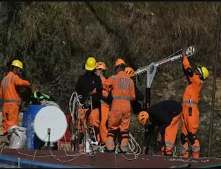 Uttarkashi Tunnel Rescue: થોડીવારમાં આવશે ગૂડ ન્યૂઝ, 41 મજૂરોને બહાર કાઢવા સ્ટ્રેચર અને દોરડા લઈને ટનલમાં પહોંચી NDRFની ટીમ
