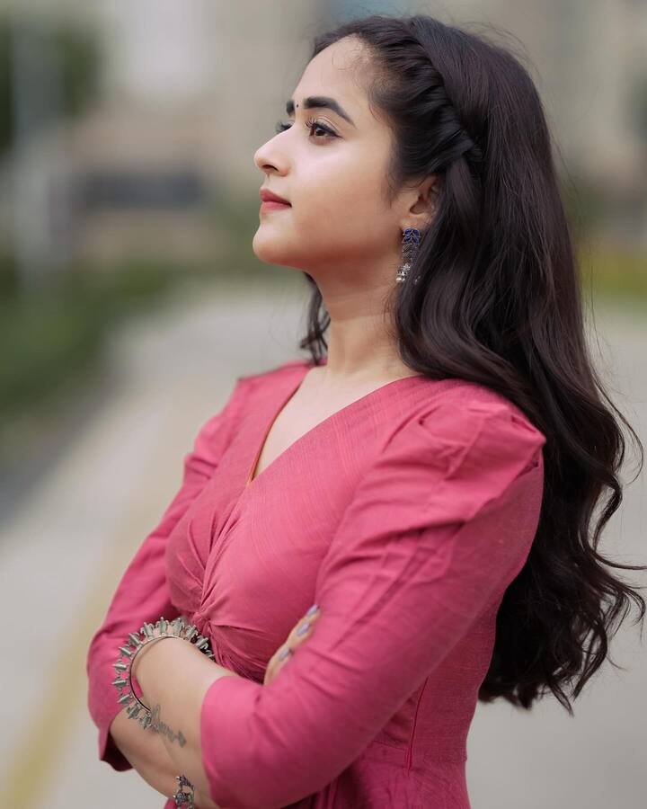 ఇన్స్టాలో ఫోటోలు షేర్ చేస్తూ.. ఆడవారి మాటలకు అర్థాలే వేరులే అని క్యాప్షన్ ఇచ్చింది.