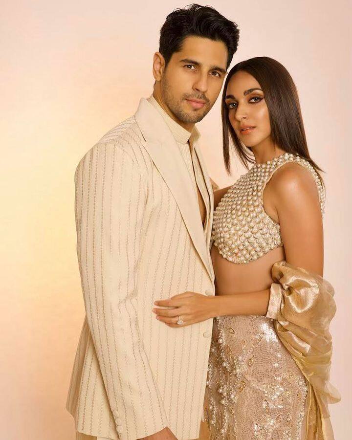 कार्यक्रमच्या रॅपिड फायर राऊंडमध्ये सेलिब्रिटींनी दिलेल्या प्रश्नांच्या उत्तरांची चर्चा सोशल मीडियावर होत असते. अशातच आता कॉफी विथ करण या कार्यक्रमाचा एक नवा प्रोमो करणनं सोशल मीडियावर शेअर केला आहे. या प्रोमोमध्ये अभिनेता वरुण धवन (Varun Dhawan)  आणि सिद्धार्थ मल्होत्रा (Sidharth Malhotra) हे काही मजेशीर किस्से सांगताना दिसत आहेत.