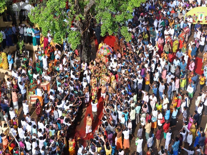 ஹெலிகாப்டர் மூலம் தூவப்பட்ட பூக்கள்...கள்ளழகர் சுந்தரராஜ பெருமாள் கோயில் கும்பாபிஷேகம்