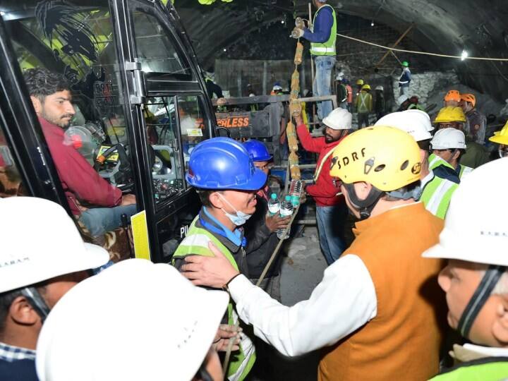 इस बाबत सीएम ने लिखा- सिलक्यारा, उत्तरकाशी में निर्माणाधीन टनल में फँसे श्रमिकों को सुरक्षित बाहर निकालने हेतु चल रहे बचाव कार्यों में पिछले 11 दिनों से बेहतर समन्वय एवं समर्पण भाव के साथ कार्य कर रही केंद्रीय एजेंसियों व प्रदेश प्रशासन के सदस्यों एवं अथक परिश्रम के साथ कार्य कर रहे श्रमिकों से भेंट की.