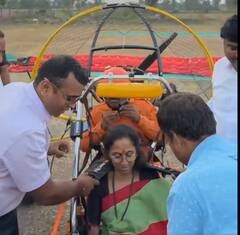 Supriya Sule : जेजुरी येथे सुप्रिया सुळे यांनी केली फ्लाईंग रॅनो पॅराग्लायडिंगची राईड