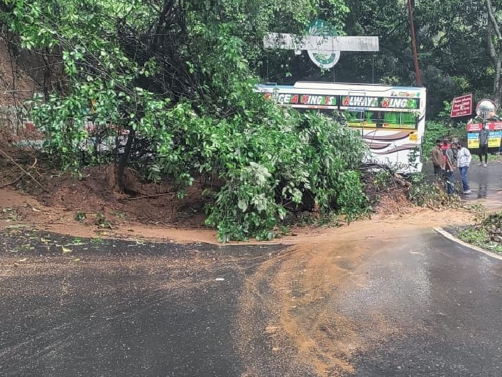 மேட்டுப்பாளையம் - குன்னூர் சாலையில் மண் சரிவு ஏற்பட்டதால் போக்குவரத்து பாதிக்கப்பட்டுள்ளது.