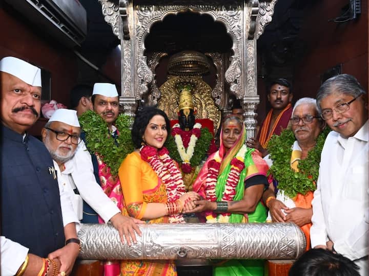 तर, यंदाचे मानाचे वारकरी म्हणून नाशिक (Nashik) जिल्ह्यातील दिंडोरी तालुक्यातील माळेदुमाला गावातील बबन विठोबा घुगे आणि वत्सला बबन घुगे यांना पुजेचा मान मिळाला आहे.