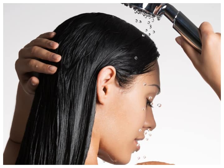 जैसे ही सर्दियों का मौसम आता है, हम सभी अपने गर्म कपड़ों और रेशमी कंबल निकाल लेते हैं. हम अपने शरीर को गर्म रखने के लिए हर संभव प्रयास करते हैं.इसके साथ ही सर्दियों से बचने के लिए लोग गर्म पानी से नहाते हैं ठंड से बचने से लिए अपने बालों को गर्म पानी से धोना पसंद करते हैं, लेकिन यह बालों के लिए नुकसानदेह साबित हो सकता है. आइए जानते हैं कैसे?