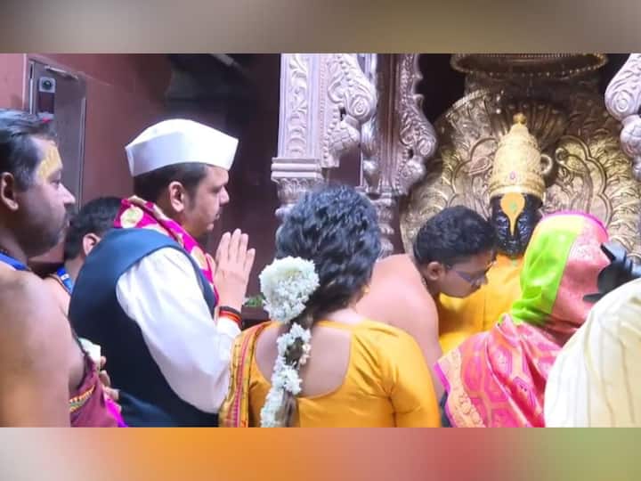 अनेक वर्षांच्या प्रथेप्रमाणे कार्तिकी एकादशी निमित्त आज पहाटे राज्याच्या उपमुख्यमंत्री आणि त्यांच्या पत्नीच्या हस्ते महापूजा करण्यात आली.