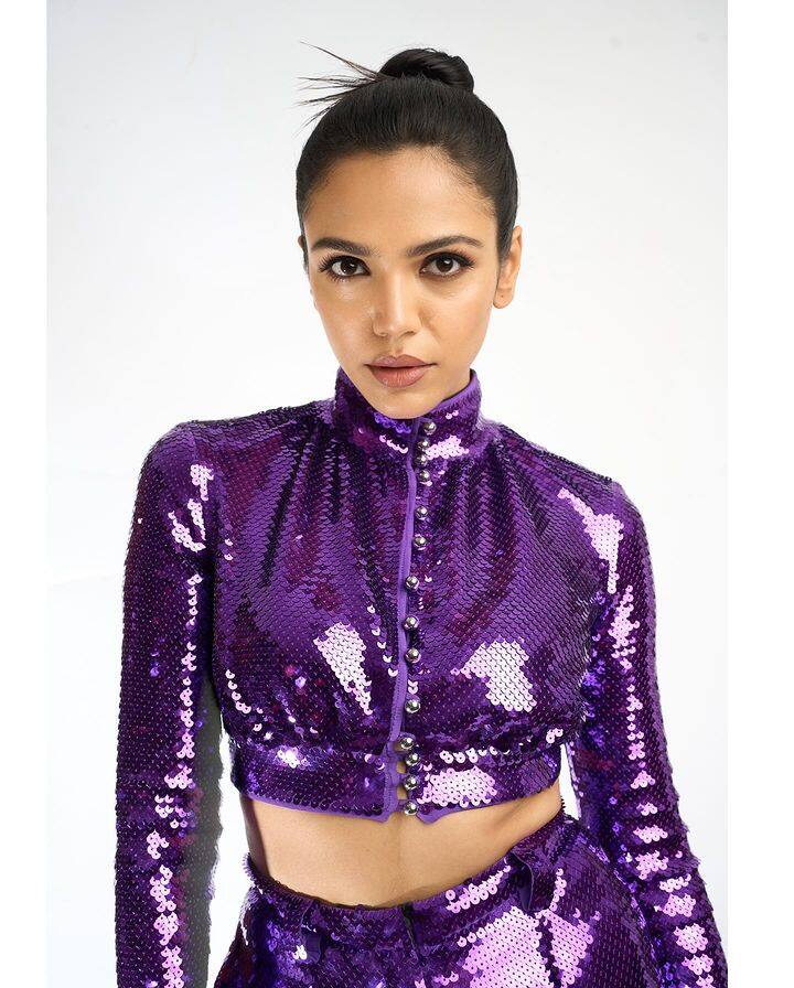 श्रिया पिळगावकरनं नुकतेच शिमरी लूकमधले फोटो शेअर केले आहेत.