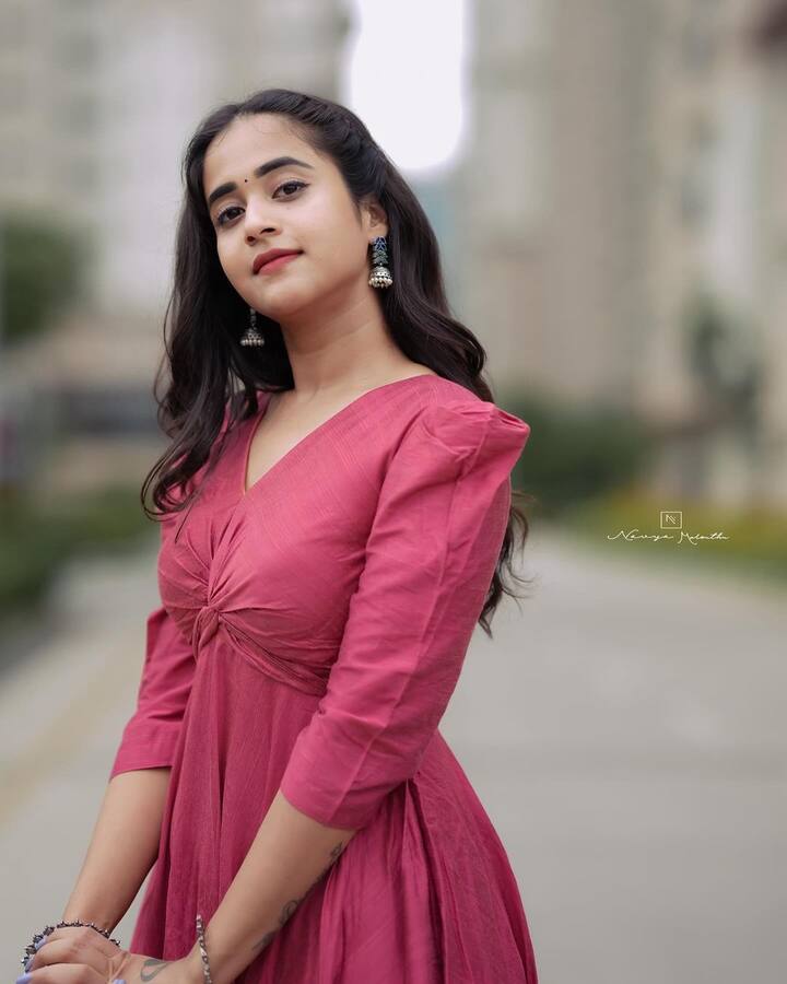 పలు మ్యూజిక్ ఆల్బమ్స్లో నటిస్తూ.. రీల్స్, ఫోటోషూట్లతో అభిమానులను అలరిస్తుంది.