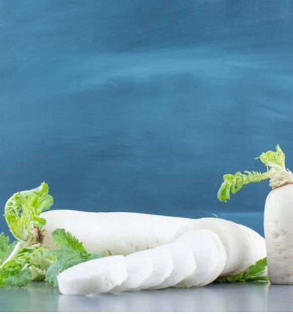 ਮੂਲੀ ਬਹੁਤ ਹੀ ਸਵਾਦਿਸ਼ਟ ਅਤੇ ਫਾਇਦੇਮੰਦ ਹੁੰਦੀ ਹੈ ਪਰ ਇਹ ਕੁਝ ਲੋਕਾਂ ਲਈ ਨੁਕਸਾਨਦਾਇਕ ਵੀ ਹੋ ਸਕਦੀ ਹੈ। ਅਜਿਹਾ ਇਸ ਲਈ ਕਿਉਂਕਿ ਬਹੁਤ ਸਾਰੇ ਲੋਕਾਂ ਨੂੰ ਮੂਲੀ ਖਾਣ ਦਾ ਸਹੀ ਸਮਾਂ ਨਹੀਂ ਪਤਾ ਹੁੰਦਾ। ਆਯੁਰਵੇਦ ਵਿੱਚ ਮੂਲੀ ਬਾਰੇ ਕੁਝ ਮਹੱਤਵਪੂਰਨ ਗੱਲਾਂ ਦੱਸੀਆਂ ਗਈਆਂ ਹਨ।