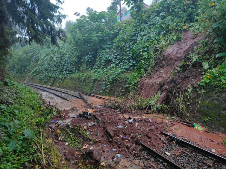 Nilgiris mountain Train service canceled again due to landslides in Nilgiris TNN நீலகிரியில் அடுத்தடுத்து மண் சரிவு; மலை ரயில் சேவை மீண்டும் இரத்து!