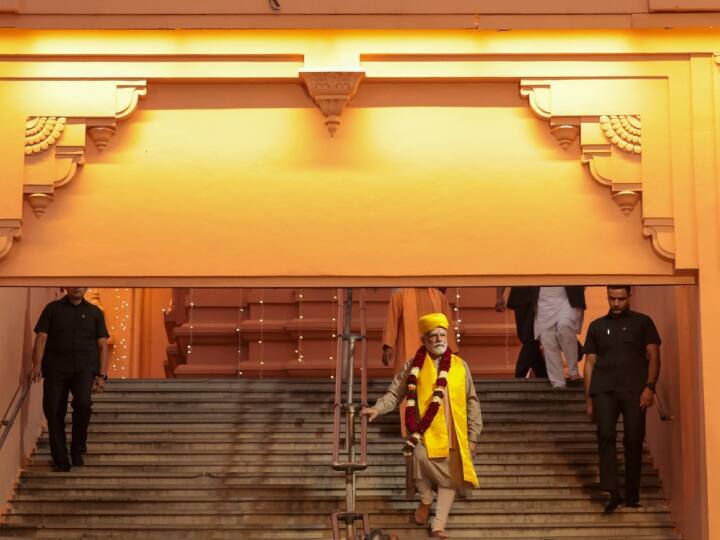 पूजा अर्चना के बाद पीएम मोदी ब्रज रज उत्सव में शिरकत किया.