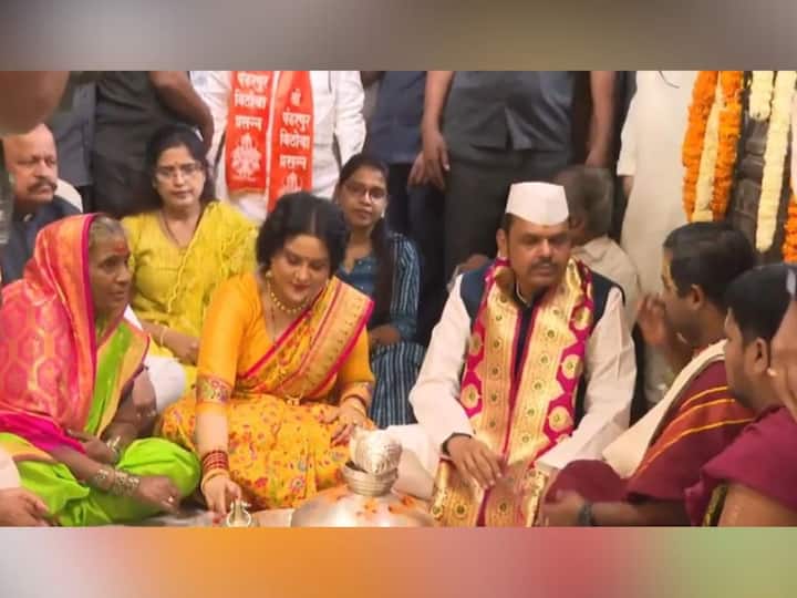 त्यामुळे, या पूजेसाठी उपमुख्यमंत्री देवेंद्र फडणवीस आणि त्यांची पत्नी अमृता फडणवीस एकदिवसीय आधीच म्हणजे बुधवारीच पंढरपूरात दाखल झाले होते.