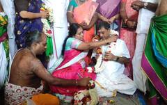 Vanathi Srinivasan : திருக்கடையூர் கோயிலில் மாலை மாற்றிக் கொண்ட வானதி சீனிவாசன்!