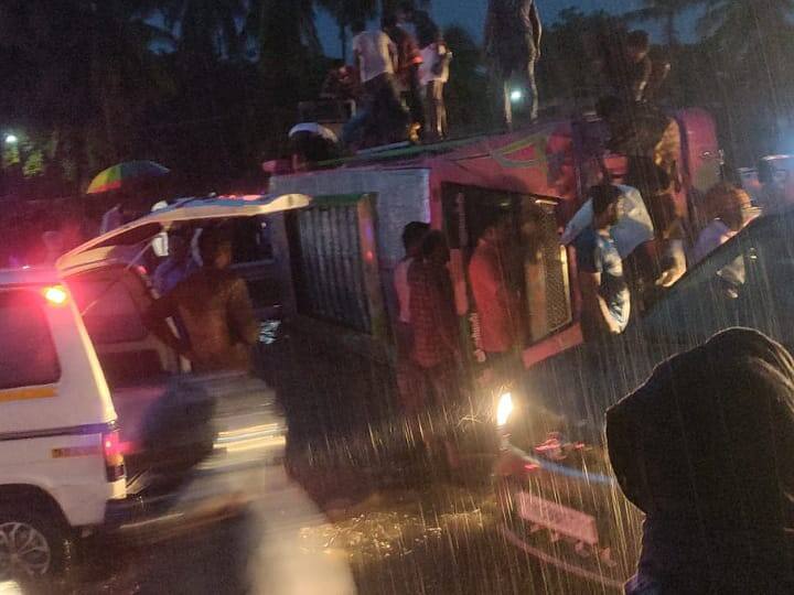 கரூர் அருகே கவிழ்ந்து விழுந்த சுற்றுலா பேருந்து - 2 குழந்தைகள் உட்பட 23 பேர் பத்திரமாக மீட்பு