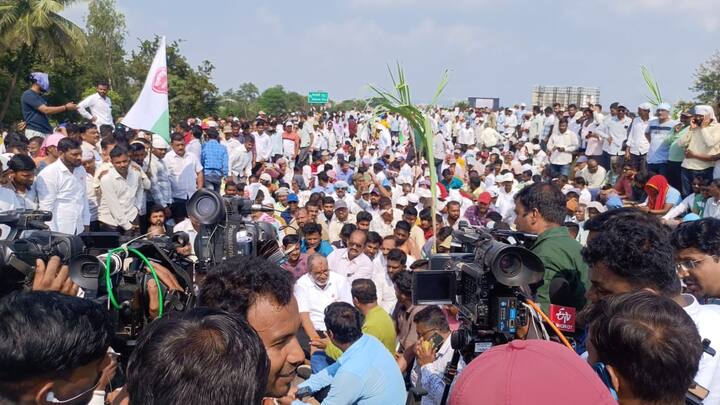 आंदोलनस्थळी जेवण करून वाढण्यात आले.