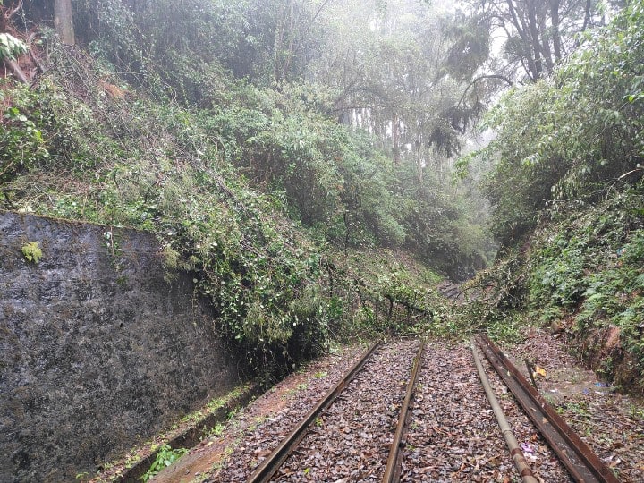 மண் சரிவினால் உதகை - குன்னூர் இடையேயான மலை ரயில் சேவை இரத்து செய்யப்பட்டுள்ளது.