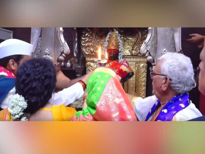 घुगे दांपत्य गेल्या 15 वर्षांपासून न चुकता वारी करतायत. आज त्यांना महापूजेचा मान मिळाला.