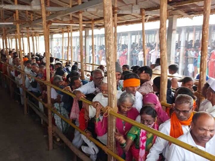 Karthiki Ekadashi devotees  increase  in Pandharpur It takes 20 to 22 hours to visit Vitthal temple Karthiki Ekadashi : पहाटेपासून पंढरपुरात भाविकांच्या संख्येत लक्षणीय वाढ; दर्शनासाठी लागतोय 20 ते 22 तासांचा वेळ
