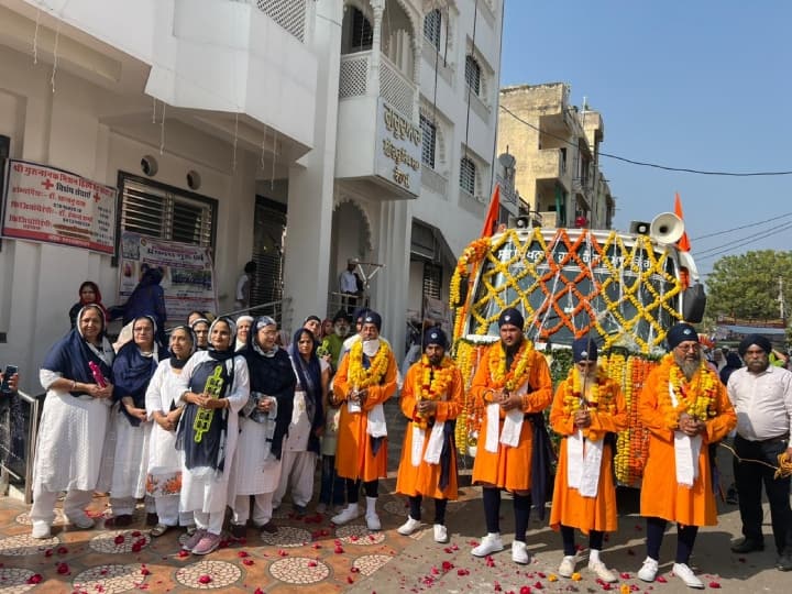 Guru Nanak Jayanti 2023: गुरुनानक देवजी के 554वें प्रकाश गुरु पर्व के अवसर पर आज कोटा में नगर कीर्तन का आयोजन किया गया. इस दौरान युवाओं ने कई तरह के करतब भी दिखाए.