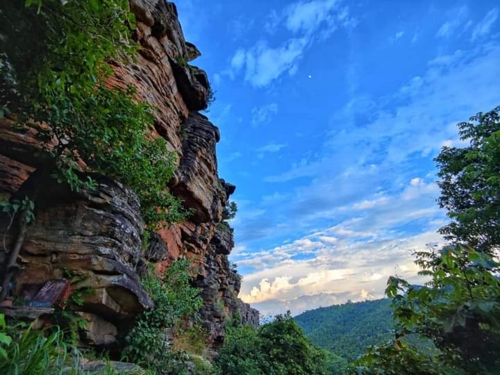 इसके अलावा बस्तनार में मौजूद मिचनार काफी प्रसिद्ध है. ये पर्यटन स्थल ऊंची जगह पर होने के चलते यहां से बस्तर के घने जंगलों की खूबसूरती और वादियां काफी खूबसूरत दिखाई देती है. यहां पर्यटकों के ठहरने के लिए नाइट टैंट का भी इंतजाम किया गया है. शाम होते ही यहां ठंडी हवा चलने से पर्यटक इस जगह को फील करने के लिए बड़ी संख्या में आते हैं. इसके अलावा बस्तर जिले में कांगेर वैली नेशनल पार्क है.