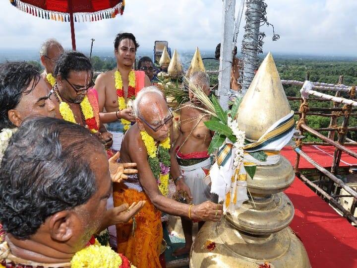 குடமுழக்கு விழாவின் போது கும்பத்திற்கு மரியாதை செய்த அர்ச்சகர்கள்.