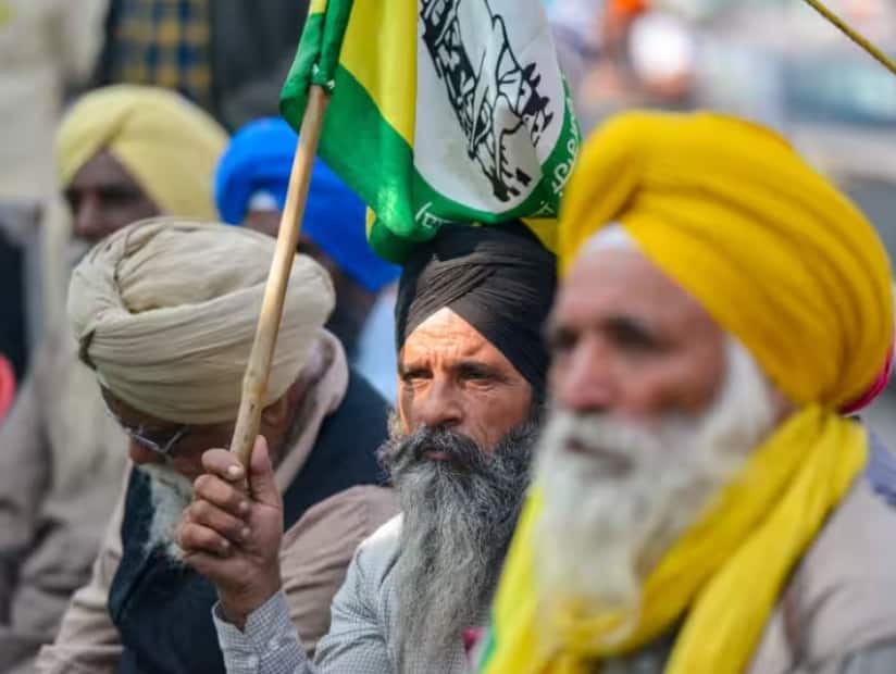 jalandhar farmers block national highway and railway tracks in farmers protest 80 trains affected Punjab Farmer Protest: ਜਲੰਧਰ 'ਚ ਨੈਸ਼ਨਲ ਹਾਈਵੇ ਤੋਂ ਬਾਅਦ ਹੁਣ ਕਿਸਾਨਾਂ ਨੇ ਰੇਲ ਪਟੜੀਆਂ 'ਤੇ ਲਾਏ ਡੇਰੇ, 80 ਗੱਡੀਆਂ ਪ੍ਰਭਾਵਿਤ