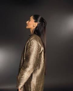 sonam kapoor Photo: ગોલ્ડન મિનિ ડ્રેસ અને લોંગ જેકેટમાં સોનમ કપૂરે બતાવી સ્ટાઈશ અદા