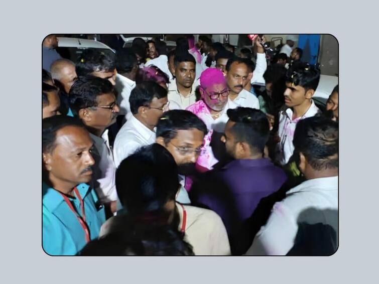 Scolding by drunken protesters shoving media representatives in Raju Shetti chakka jam protest kolhapur Raju Shetti : राजू शेट्टी चळवळीला बट्टा लावणाऱ्या कार्यकर्त्यांना वेळीच आवरा; दारुड्या आंदोलकांकडून गालबोट, माध्यम प्रतिनिधींना धक्काबुक्की