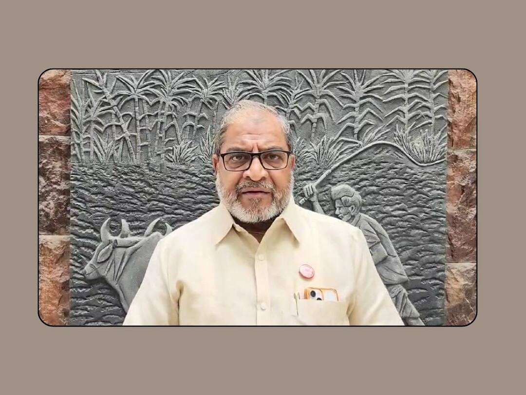 Swabhimani Shetkari Saghtana raju shetti chakka jam aandolan on pune bengaluru national highway in kolhapur hasan mushrif satej patil Raju Shetti : अनेक कार्यकर्ते ताब्यात, मिळेल त्या मार्गाने हायवेवर या, हातात उसाचा बुडका घेऊन लुंग्या-सुग्यांचा बंदोबस्त करा; राजू शेट्टींचा एल्गार 