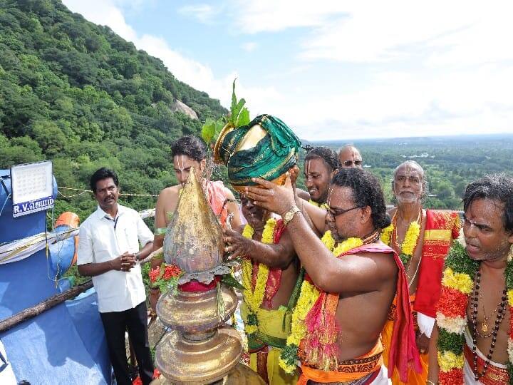 மதுரை அழகர்கோயில் வளாகத்தில் அமைந்துள்ள கள்ளழகர் சுந்தரராஜ பெருமாள் திருக்கோவில் ராஜகோபுரத்துக்கு கும்பாபிஷேகம் விழா சிறப்பாக நடைபெற்றது.