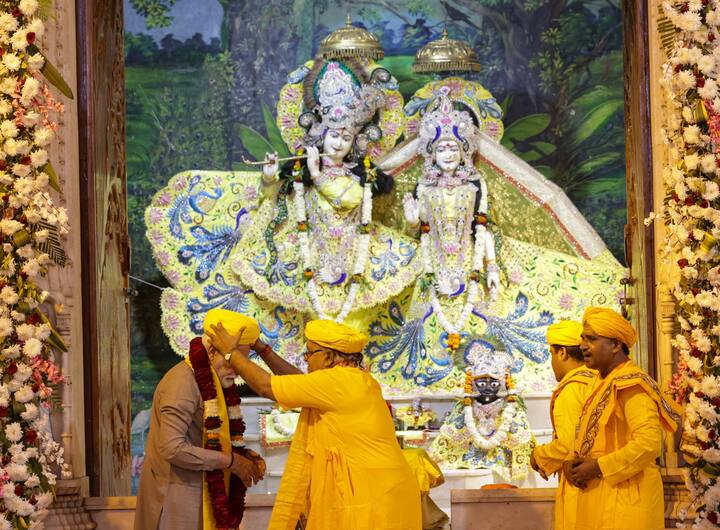 मंदिर में दर्शन के दौरान वहां मंदिर के पुजारीयों ने प्रधानमंत्री मोदी का स्वागत किया