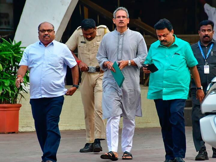 Uddhav Thackeray Faction MP Anil Desai Sunil Prabhu Allegation Shiv Sena MLA Disqualification hearing Eknath Shinde group asked questions Shiv Sena MLAs: उद्धव गुट के नेता का आरोप, बोले- 'अयोग्यता मामले पर सुनवाई के दौरान विद्रोही गुट ने बार-बार...'