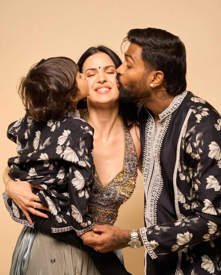 தற்போது தன் குடும்பத்துடன் இருக்கும் அழகிய புகைப்படங்களை நடாஷா தனது இன்ஸ்டாகிராம் பக்கத்தில் பதிவிட்டுள்ளார்.