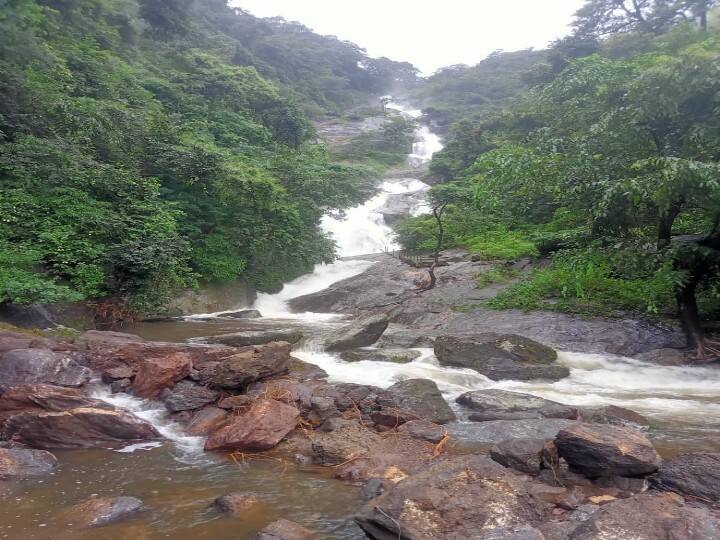 கனமழை காரணமாக கோவை குற்றாலம் அருவிகளுக்கு நீர்வரத்து அதிகரித்துள்ளது.