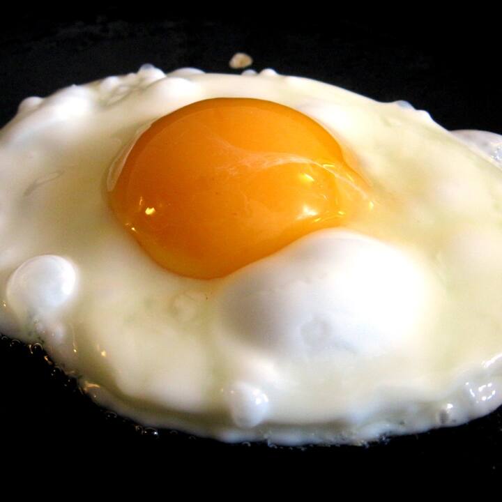 ਇਸ ‘ਚ ਮੌਜੂਦ ਪੋਸ਼ਕ ਤੱਤ ਇਮਿਊਨਿਟੀ ਵਧਾਉਣ ਦੇ ਨਾਲ-ਨਾਲ ਹੱਡੀਆਂ ਦੀ ਸਿਹਤ ਲਈ ਵੀ ਜ਼ਰੂਰੀ ਹਨ। ਲੋਕ ਇਸ ਨੂੰ ਵੱਖ-ਵੱਖ ਤਰੀਕਿਆਂ ਨਾਲ ਆਪਣੀ ਖੁਰਾਕ ਦਾ ਹਿੱਸਾ ਬਣਾਉਂਦੇ ਹਨ। ਕੁਝ ਲੋਕ ਇਸ ਨੂੰ ਆਮਲੇਟ ਬਣਾ ਕੇ ਖਾਣਾ ਪਸੰਦ ਕਰਦੇ ਹਨ ਤਾਂ ਕੁਝ ਲੋਕ ਇਸ ਨੂੰ ਭੁਰਜੀ ਦੇ ਰੂਪ ‘ਚ ਖਾਣਾ ਪਸੰਦ ਕਰਦੇ ਹਨ। ਹਾਲਾਂਕਿ ਕਈ ਲੋਕ ਉਬਲੇ ਹੋਏ ਆਂਡੇ ਖਾਣਾ ਵੀ ਪਸੰਦ ਕਰਦੇ ਹਨ।