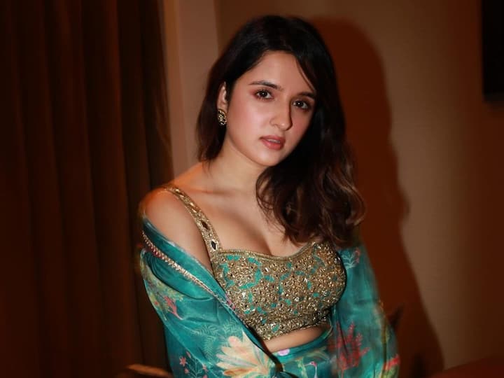 Shirley Setia Images : న్యూజ్​ల్యాండ్ సింగర్, నటి షెర్లీన్ సెటియా సోషల్ మీడియాలో ఫోటోలు షేర్ చేసింది.