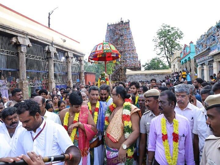 குடமுழுக்கு விழாவின் துணை ஆணையர் மற்றும் அர்ச்சகர்கள்
