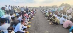 Raju Shetti : राजू शेट्टींनी पंगत वाढली अन् जेवायलाही बसले; धावणाऱ्या हायवेवर हजारो आंदोलक शेतकऱ्यांची पंगत जेऊन उठली