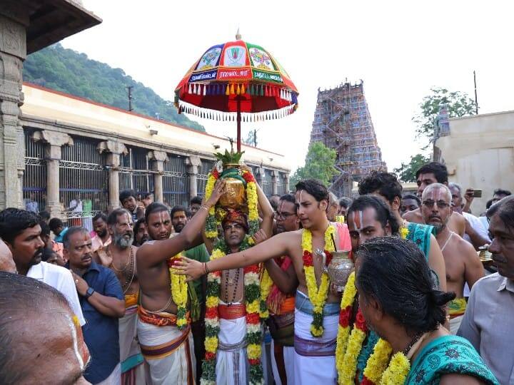 கள்ளழகர் குடமுழுக்குவிற்கு தீர்த்தம் கொண்டுவரும் பூஜகர்கள்.