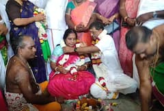 Vanathi Srinivasan : திருக்கடையூர் கோயிலில் மாலை மாற்றிக் கொண்ட வானதி சீனிவாசன்!