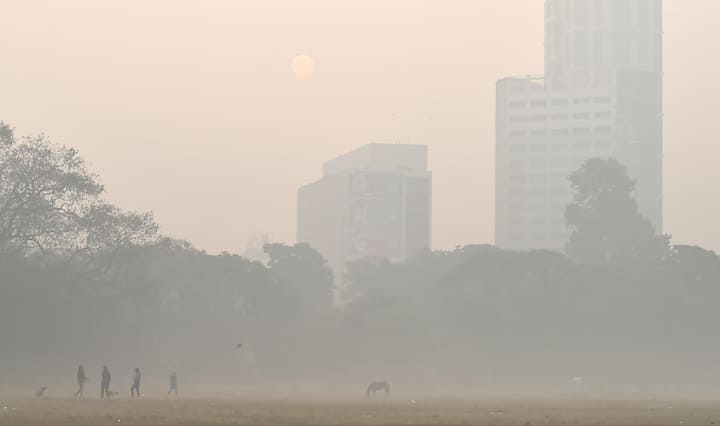 পশ্চিমের জেলাগুলিতে তাপমাত্রা ১৫-১৮ ডিগ্রির মধ্যে রয়েছে। এই সপ্তাহের শেষে তাপমাত্রা আরও নামতে পারে। বাড়বে শীতের আমেজ।